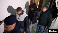 Володимир Журавльов (у центрі), у Варшавському районному суді, 1 жовтня 2025 року