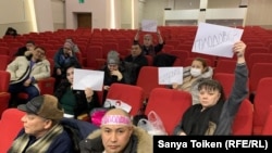 Граждане, требующие пересмотра неправосудных, по их мнению, судебных актов, в офисе партии «Нур Отан» объявили голодовку.  Нур-Султан, 10 февраля 2020 года.