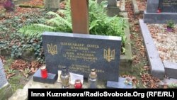 Могила, де до кінця 2016 року були поховані Олександр Олесь та його дружина Віра Кандиба. Подружжя планують перепоховати у Києві