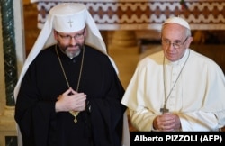 Глава УГКЦ Святослав Шевчук (ліворуч) і папа Римський Франциск у греко-католицькому соборі Святої Софії в Римі, 28 січня 2018 року