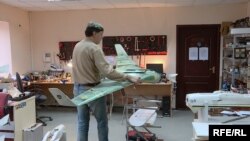 Один з останніх розроблених волонтерами безпілотників, який здійснює посадку за допомогою парашуту