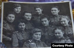 Хатипа Сафина (солдогу эң четте турган) бирге кызмат кылган курбулары менен.