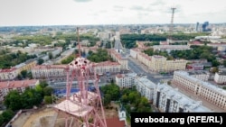 У Менску зносяць вежу-глушылку на Залатой горцы. Узгадваем, як выглядала яна і горад наўкол