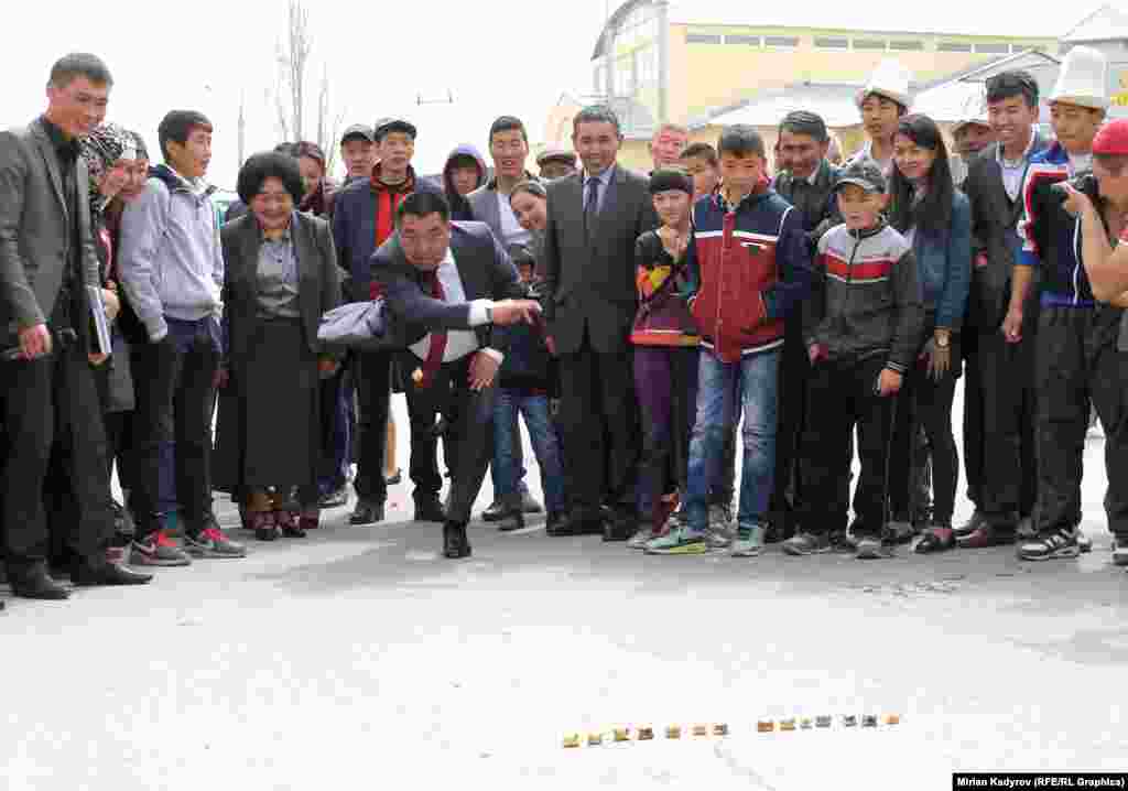 Өкмөттүн Нарын облусундагы өкүлү Аманбай Кайыпов өзү чүкө атуу менен фестивалды ачып берди.