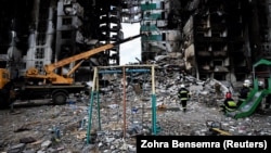 Рятувальники обстежують завали в Бородянці на Київщині, 11 квітня 2022 року