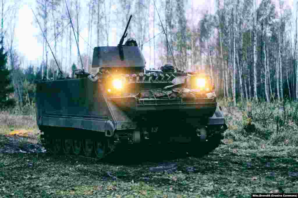 200 бронемашин M113  &nbsp; Эти гусеничные машины были задействованы в боевых действиях во Вьетнаме, но в настоящее время используются Соединенными Штатами в основном в качестве машин поддержки, например как машины скорой помощи на поле боя. M113 может перевозить до 15 пассажиров. У машины легкая алюминиевая броня, которая способна защитить только от стрелкового оружия и осколков снарядов &nbsp;