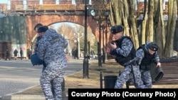 Росгвардейцы волокут задержанного на антивоенной акции в Великом Новгороде, апрель 2022 года