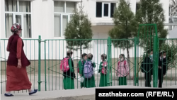 Türkmenistandaky orta mekdepleriň biri (Illýustrasiýa suraty)