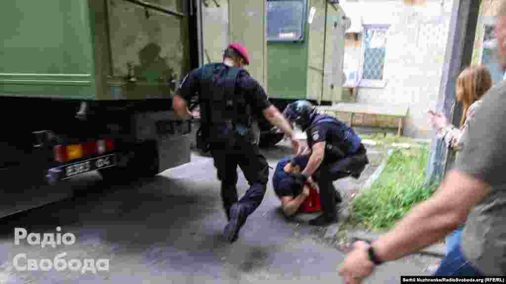 Як стверджують правоохоронці, один із учасників &laquo;спровокував конфлікт із журналістами&raquo;. Йдеться про протистояння між громадськими активістами та представниками каналу Zik, який пов&rsquo;язують із пропросійським політиком Віктором Медведчуком, а також представниками блогера Анатолія Шарія До Виговського, поки він перебував в автозаку, допустили медиків і депутата Верховної Ради Ярослава Юрчишина