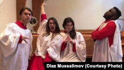 Диаз Мусалимов (слева), уроженец Казахстана, преподаватель вокала в  New York University.