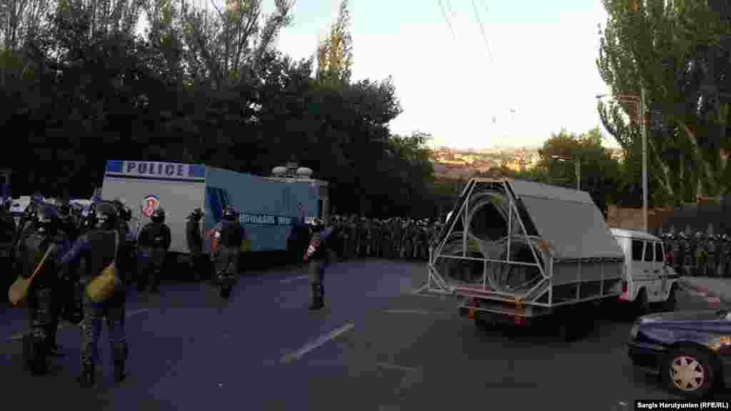 Армения - Силы полиции стягиваются к проспекту Баграмяна и улице Демирчяна, пока протестующие готовятся начать марш к президентскому дворцу, Ереван, 22 июня 2015 г.