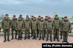 Расейскія вайскоўцы з 200-й асобнай гвардзейскай мотастралковай Печангаўскай брыгады на экскурсіі ў цэнтры Менску. 13 красавіка 2025 году