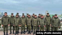 Расейскія вайскоўцы з 200-й асобнай гвардзейскай мотастралковай брыгады на экскурсіі ў цэнтры Менску. 13 красавіка 2025 году. Ілюстрацыйнае фота