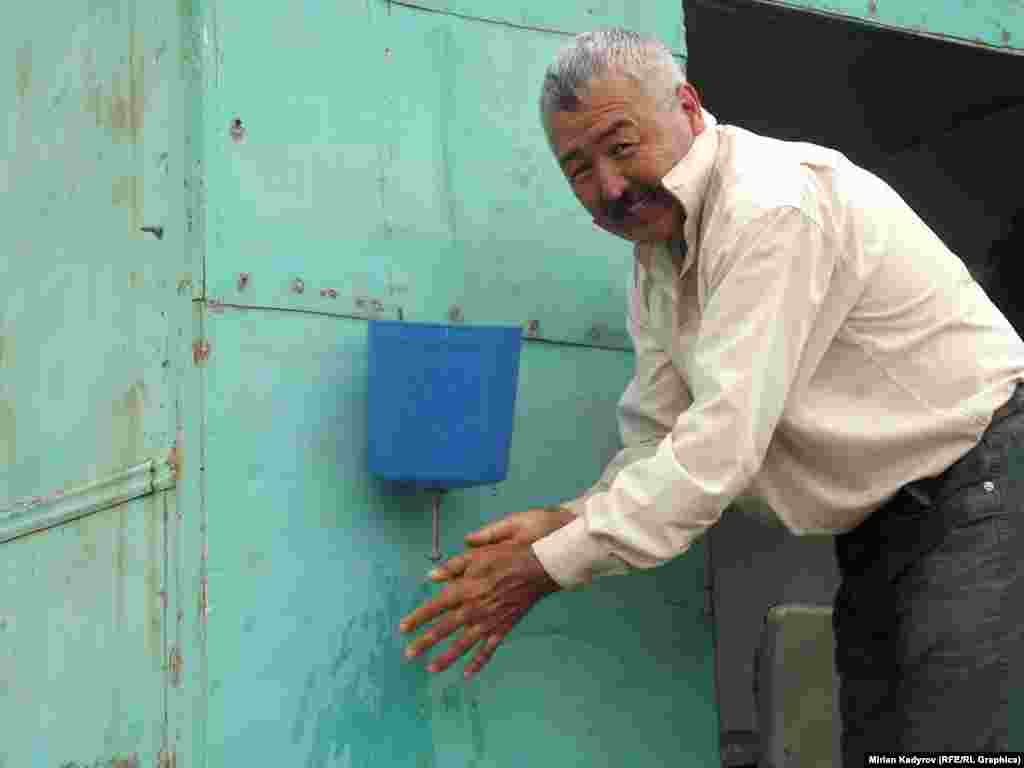 Өздүк гигиенаны сактоо үчүн ар бир бал тарткан сайын Эркинбек колун жууп турат.&nbsp;