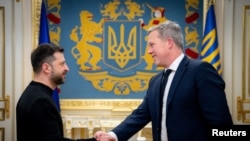 Владимир Зеленский жана Дэниэл Дрисколл Киевдеги жолугушууда. 