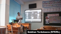 Онлайн окутуу учурунда сабак өтүп жаткан мугалим. Бишкек, 2021-жыл.