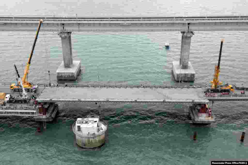 Спуск новой секции моста 8 ноября. Месяцем ранее взрыв &mdash;&nbsp;предположительно, взорвался заминированный грузовик &mdash;&nbsp;нанес серьезный ущерб автомобильному и железнодорожному участкам моста