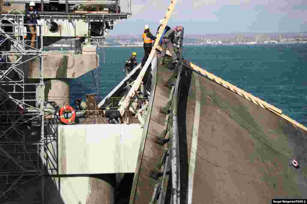 Москва утверждает, что взрыв, в результате которого погибли три человека, был организован украинскими спецслужбами. 10 октября Россия нанесла массированные ракетные удары по территории Украины, как сообщалось, в ответ на нападение на мост. В нескольких городах погибло не менее 19 человек&nbsp;