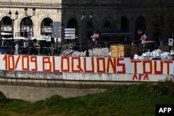 "10 сентября заблокируем всё". Граффити в Бордо