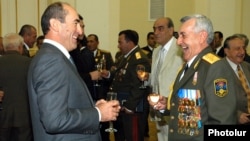 Экс-президент Армении Роберт Кочарян (слева) и экс-министр обороны Армении Микаэл Арутютян (архив)