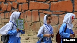 شماری از دانش آموزان دختر در کابل