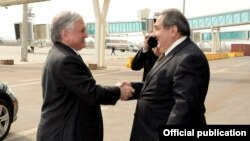 Глава МИД Ирака Хошиар Зебари приветствует прибывшего в Багдад главу МИД Армении Эдварда Налбандяна, 16 февраля 2014 г. 