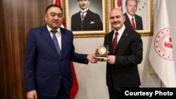 Кыргызстандын  жана Түркиянын ИИМ жетекчилери Улан Ниязбеков менен Сулейман Сойлу.