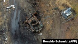 РФ також втратила 1170 танків. На фото знищений російський танк і селі Лук'янівка Київської області