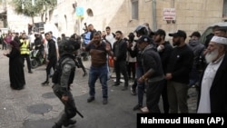 Израил полициясы Ал-Акса мечитинин айланасындагы палестиндерди таратууга аракет кылып жатат, 17-апрель, 2022-жыл.