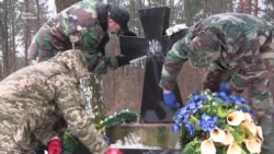 Українці почистили спаплюжений пам’ятник воїнам УПА у Польщі (відео)