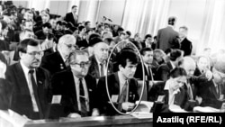Татарстанның дәүләт шурасы утырышы. Беренче рәттә, сулдан: Разил Вәлиев, Марат Мөлеков, Тәүфикъ Василов, Фәүзия Бәйрәмова. 1990 ел