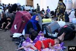 Халқаро Қизил Хоч ва Қизил Янтар жамғармаси (IFRC) қайтиб келаётганлар ўз уйларига йўл олган чоғда "чарчоқ, очлик ва номаълумлик"ни бошдан кечиришганини маълум қилди. Исломқалъа чегара пункти, 2025 йил 28 июнь.