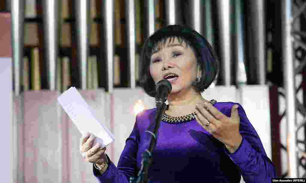 Акын &ldquo;Сыр сандык&rdquo;, &ldquo;Жетелешкен жылдар&rdquo; ыр жыйнактарынын автору. Жаңы ырлар жана котормолор жыйнагы басмага даярдалууда.