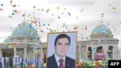 2009-жылкы майрамдагы парадда президент Г.Бердымухаммедовдун портретин көтөрүп чыгышкан