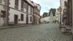 Колись заповнені туристами вулиці Крумлова нині досі напівпорожні