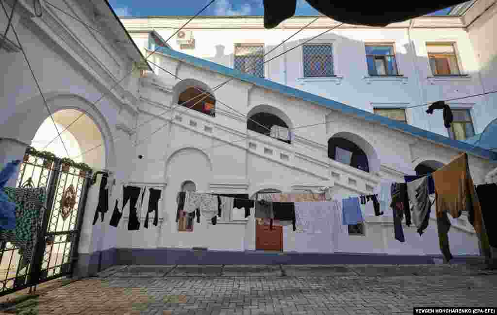 Попри обстріли, багато хто залишається вірним Російській православній церкві та її очільнику в Москві патріарху Кирилу, який &laquo;благословив&raquo; російське вторгнення в Україну