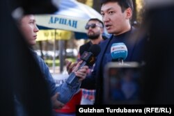 Бишкекте сөз эркиндигин коргоо акциясына чыккандардын бири Атай Бейшенбек журналисттерге интервью берип жатат. 14-октябрь, 2022-жыл.