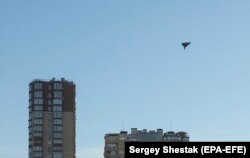 Запущенный Россией беспилотник Shahed-136 сфотографирован за мгновение до падения в центре Киева 17 октября