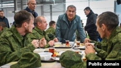 Татарстан президенты Рөстәм Миңнеханов республикадан сугышка мобилизацияләнүчеләр белән күрешә, 2022 елның 29 сентябре