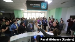 Мобилизация жарыялангандан кийин келген орусиялыктар Казакстандын мыйзамдарында талап кылынгандай, жеке идентификациялык номерди алууга аракет кылып жатышат.