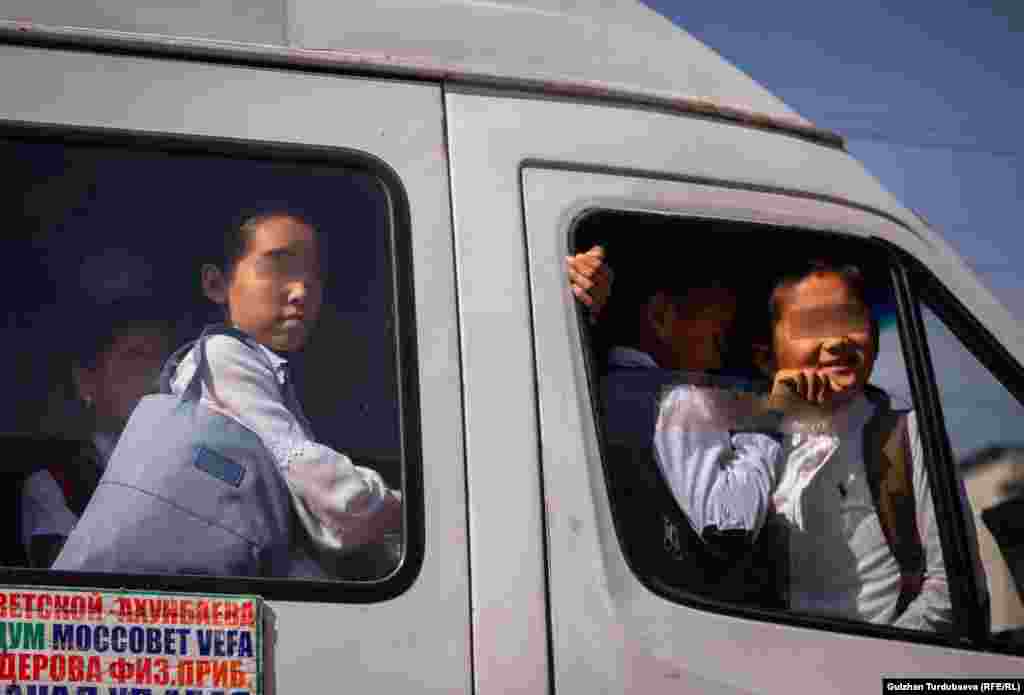 Буга чейин Бишкек мэриясы мектеп окуучулары үчүн атайын автобус уюштурууну убада кылган. Ал азырынча ишке аша элек.&nbsp;