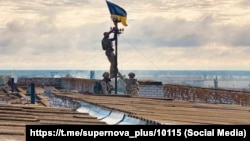 Підняття українського прапора над смт Високопілля