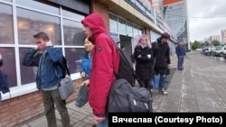 Сугыштан качучыларны сыендырган кинотеатр янында