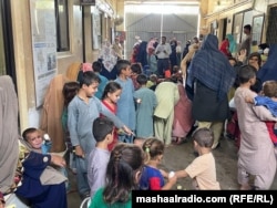 تعدادی از زنان و کودکان افغان که در پاکستان زندانی اند