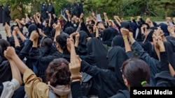 Иранда каршылык акцияга чыккан студенттер.