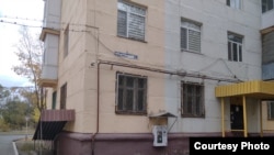 Темиртоо шаарындагы үйлөдүн бири. Иллюстрациялык сүрөт. 