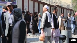 طالبان: ماین جاسازی‌شده در موتر مسافربری دشت برچی، یک کشته و یازده زخمی برجای گذاشت.
