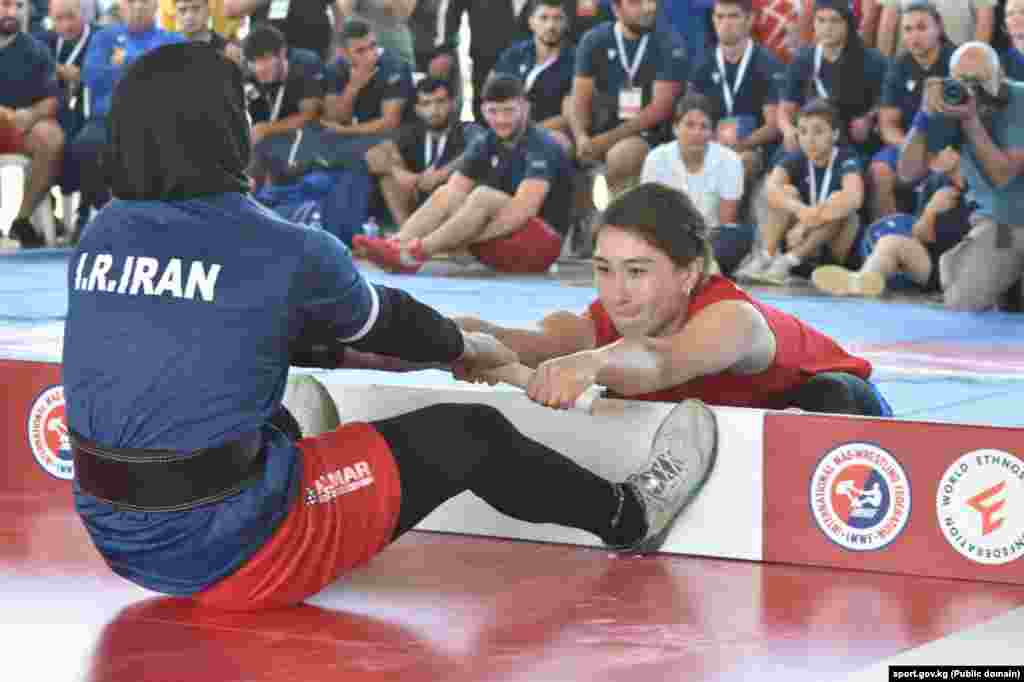 Таяк тартыштан (мас-рестлинг) 30-сентябрда кыргызстандык спортчулар үч алтын, үч күмүш жана үч коло байгеге ээ болушту. Эркектер арасында Азамат Асанов (70 кг), Келдибек Атайбек уулу (110 кг), кыз-келиндер арасында Дилбара Иманканова (75 кг) Көчмөндөр оюндарынын чемпиону болушту. Күмүш байгени кыз-келиндер арасында Назия Майлибашева (75 кг), коло байгени эркектер арасында Бакдөөлөт Абылов (80 кг) менен Улукбек Ырыспаев (+110) алды.