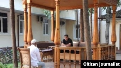 Абдужаббор Эгамбердиев стал «известным» после того, как в ходе предвыборной гонки посадил пришедшего на прием аксакала за территорию беседки (фото из соцсетей).