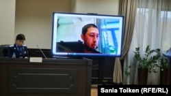 Активист Алнур Ильяшев сот отурумуша дистанциондук түрдө, прокурор сот залында катышып жаткан учуру. 17-октябрь, 2022-жыл. 